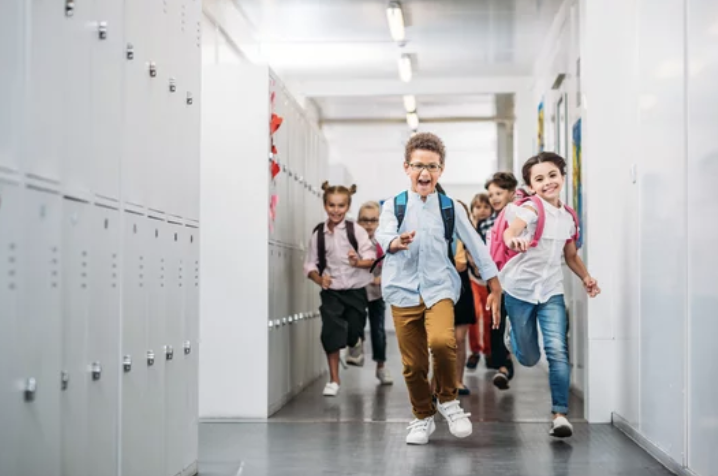 Kids in hallway back to school