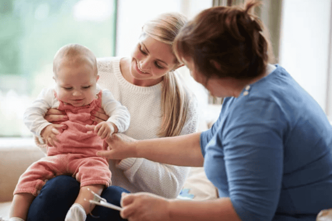 Parenting training psychologist with mother and toddler.