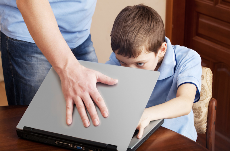 addicted screen Kid on laptop father closing it
